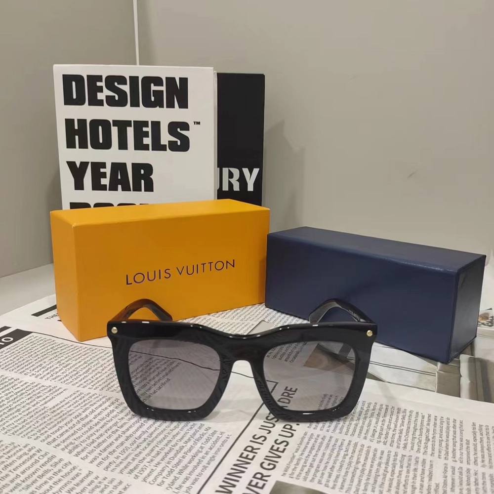 Louis Vuitton Women's Black Authentic Sunglasses